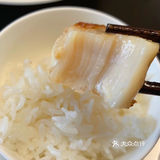 关火，用筷子夹到贝肉的周围。锅里的炒菜汁水不要倒了