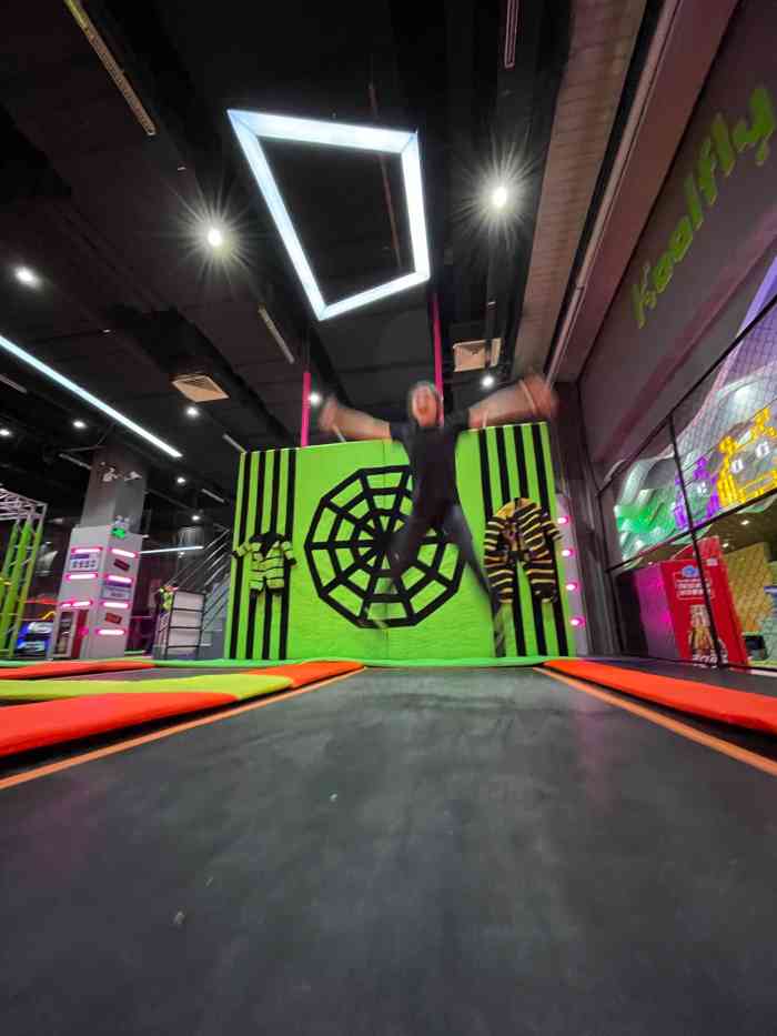 酷跳蹦床主题公园(万胜广场店)-"万胜广场负一层,前台交30元手环按金