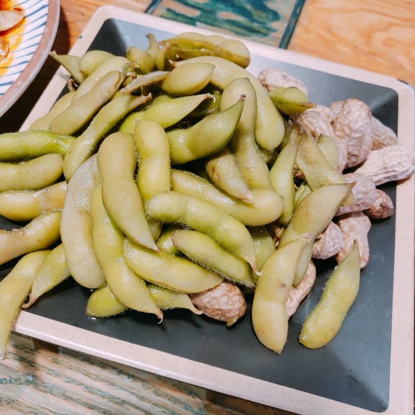 「凉菜拼盘」烧烤店必点的凉菜应该就是毛豆花生双拼了,量给的足,毛豆