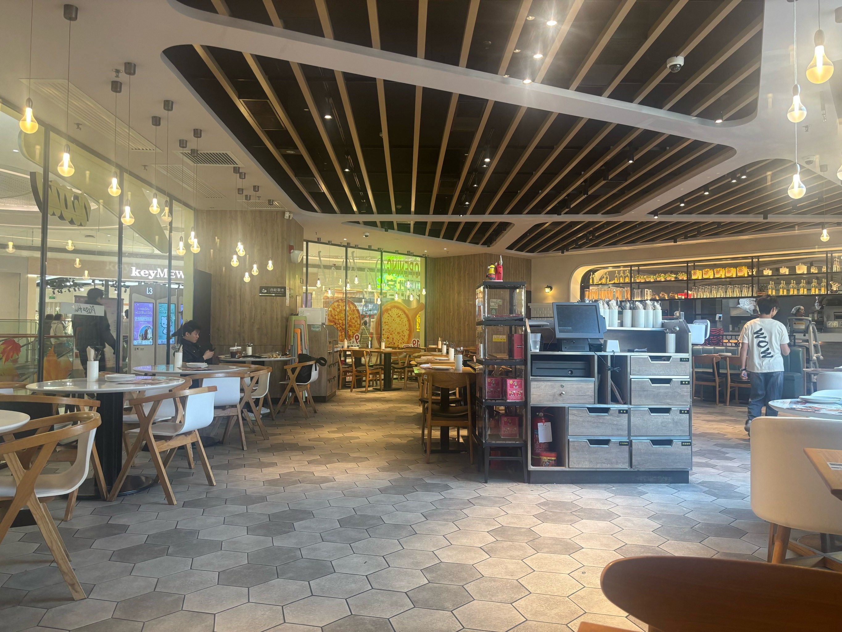 打卡东莞国贸必胜客wow店,店内环境很不