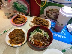 -爆炸头阿姨小四川正宗川味小吃(无任何分店)