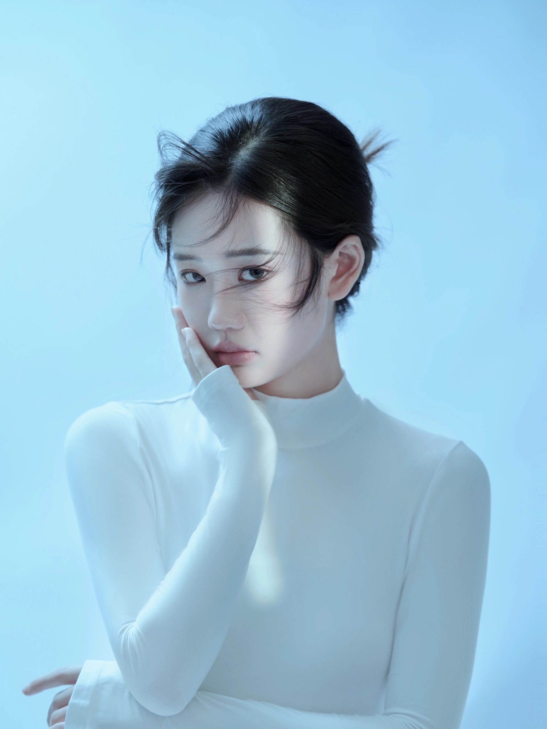 白色毛衣肖像