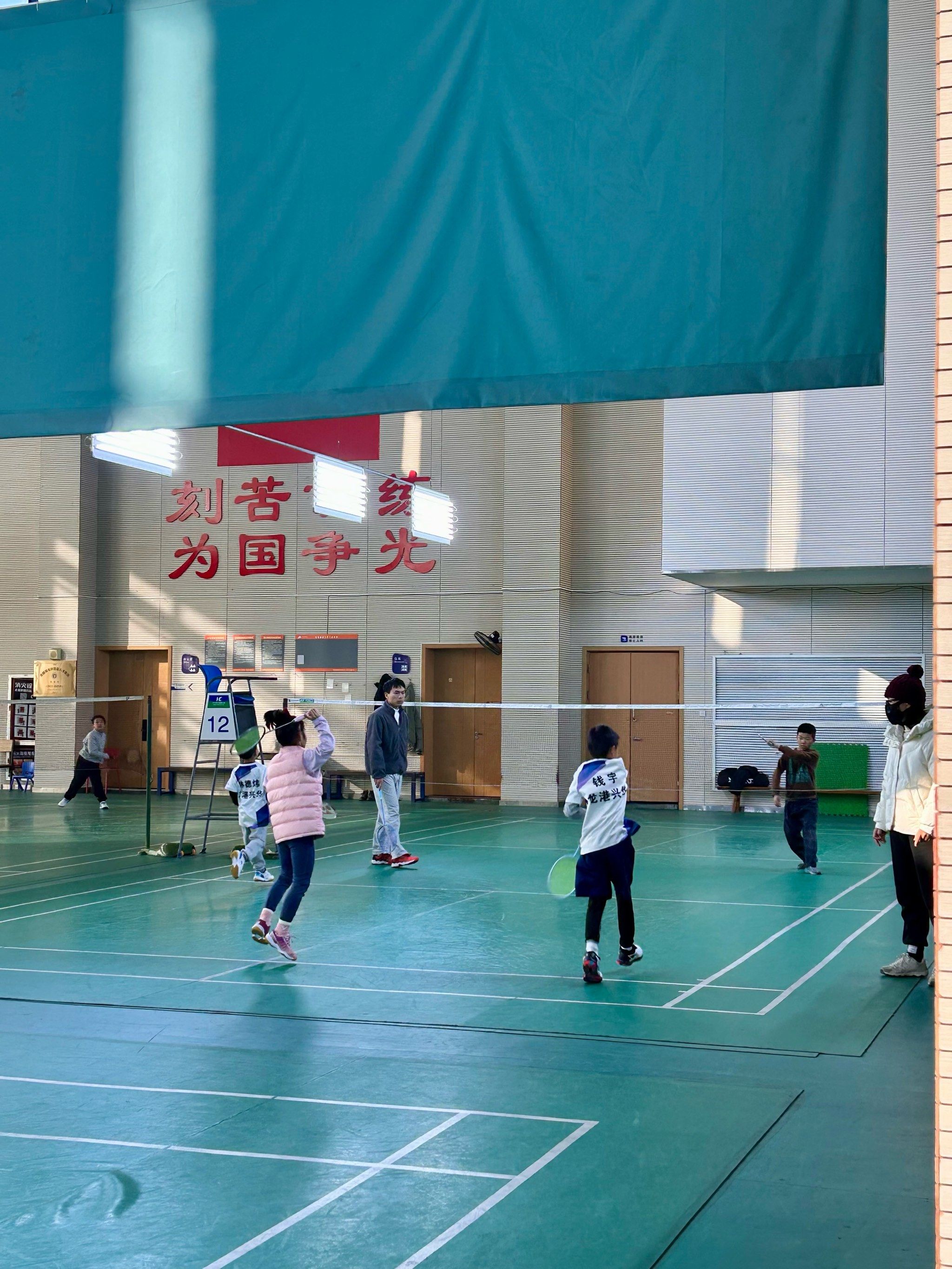 练羽毛球童子功的孩子们