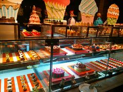 面包甜点陈列柜-富力希尔顿酒店·地阔自助餐厅