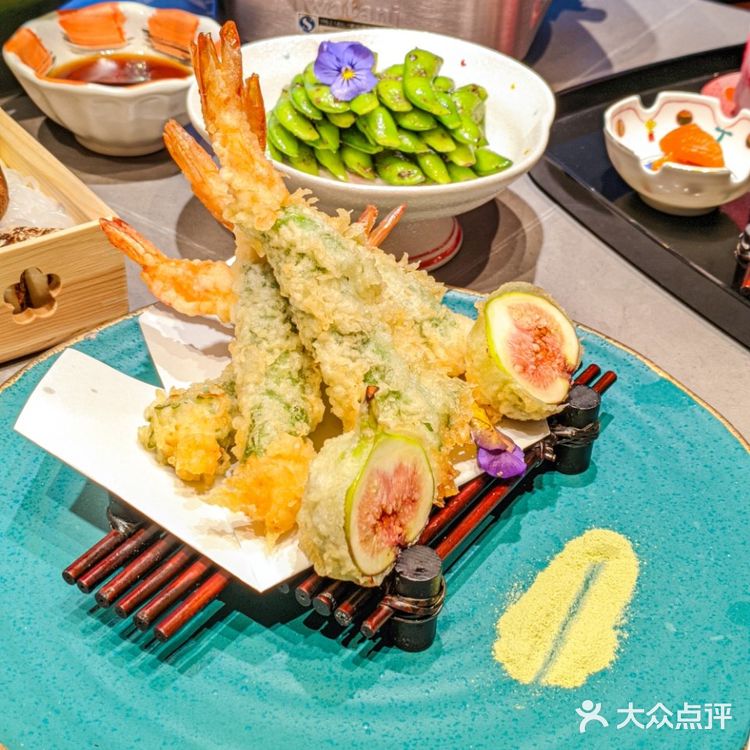 这是一份超大的刺身船,盛满了来自世界各地的新鲜海产