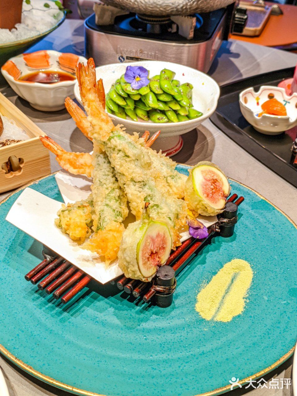 这是一份超大的刺身船,盛满了来自世界各地的新鲜海产