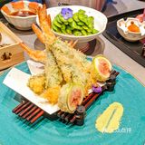 这是一份超大的刺身船,盛满了来自世界各地的新鲜海产