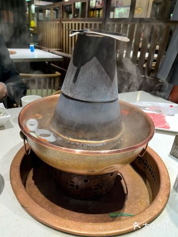 深秋的北京傍晚又饿又冷，来上一锅铜锅涮肉，绝了