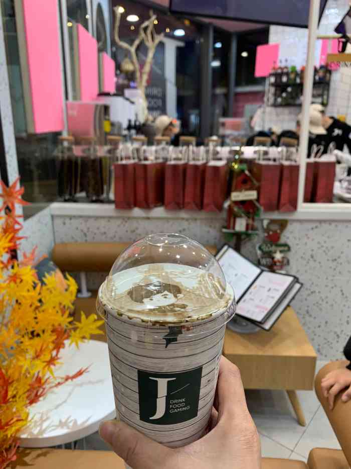 魔杰的茶在上海开了好几家分店至少这已经是我去的第三家分店了撇开