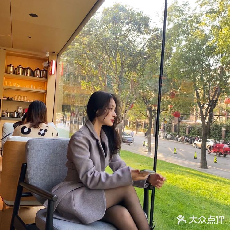 illy这里是一家超赞的外景玻璃拍摄咖啡店