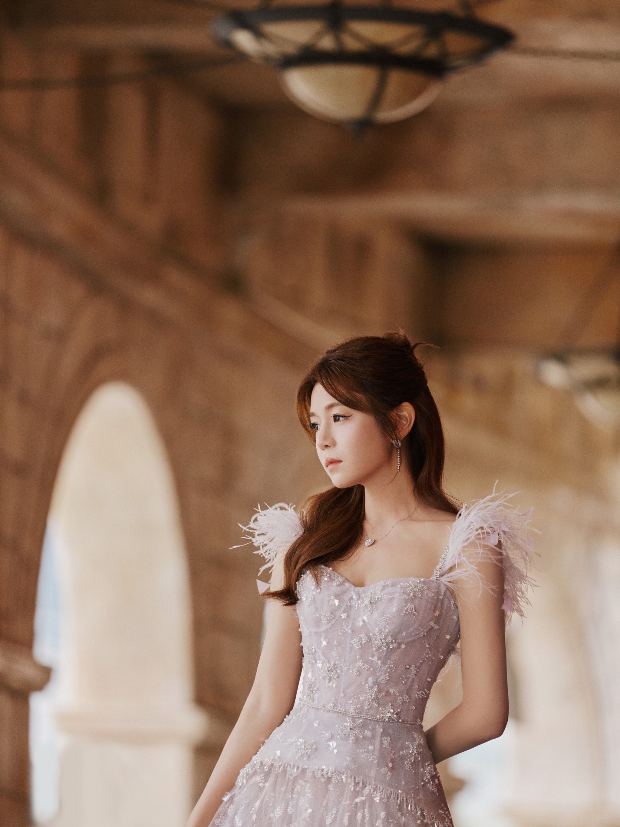 身穿紫色礼服 𝑪𝒍𝒂𝒓𝒂 的#陈妍希 与你相约#大众电影