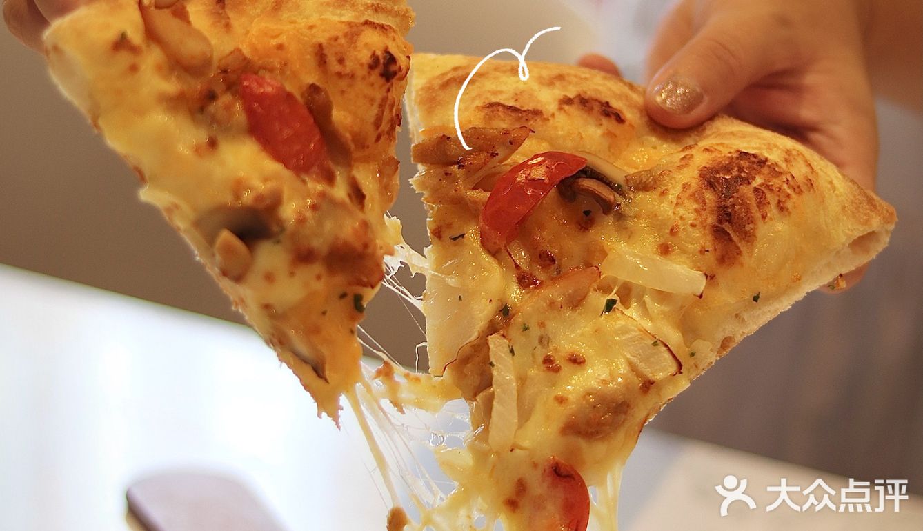 必胜客全新手拍比萨真的太顶了‼️每一块比萨都是现点现拍✔️