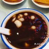 炸牛奶：外面是春卷皮，炸的脆脆的，里面是软软的奶