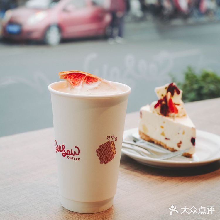 杭州西湖边开了家全玻璃的咖啡馆！