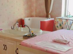 宝宝洗澡抚触游泳区-养月堂中医养生月子会所(中心妇产店)