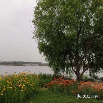 武汉是位于长江中游的一个重要的城市，素以大武汉著称