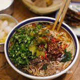 云阿蛮不就是我在云南排队嗦的生烫牛肉米线！