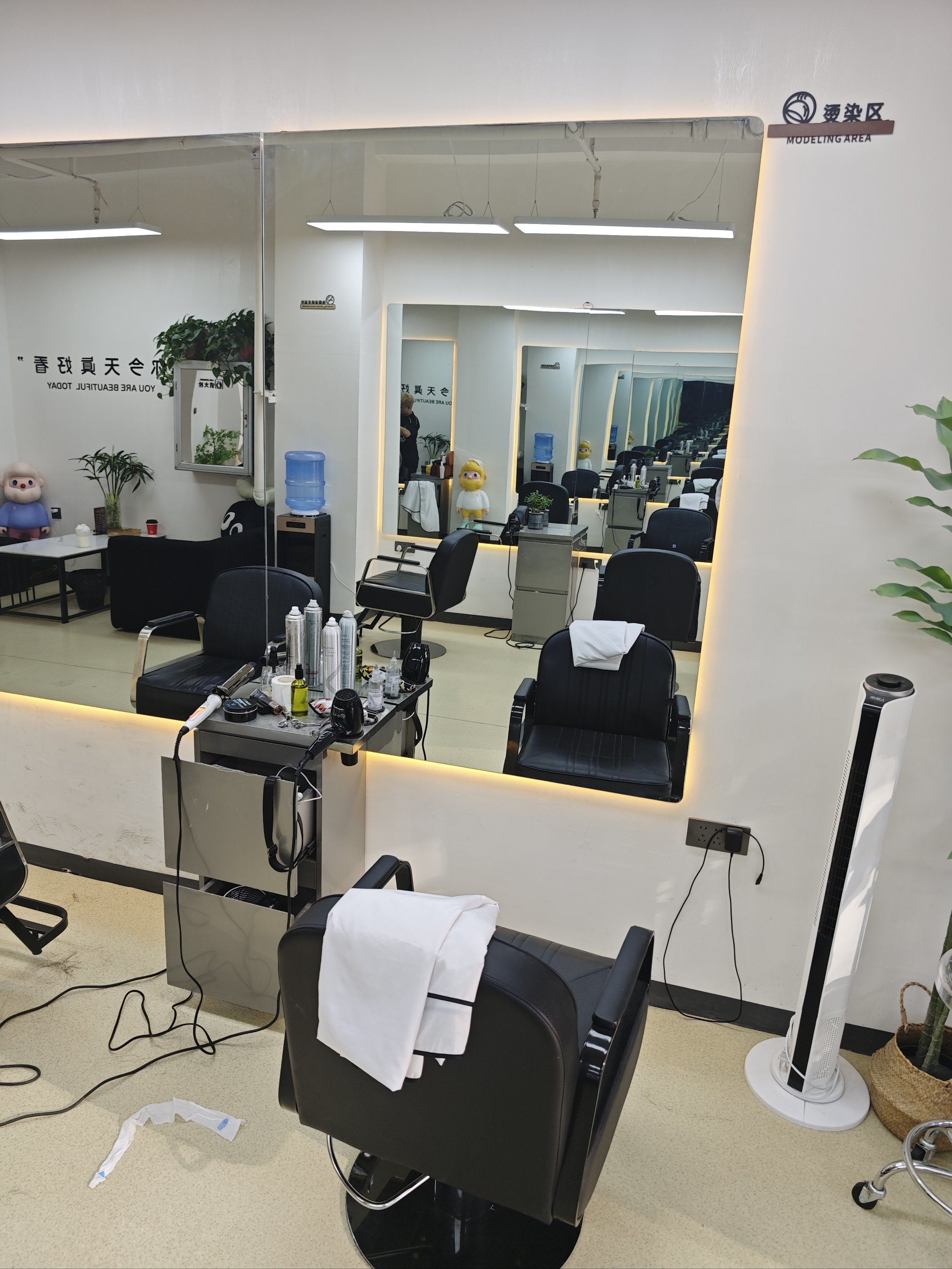 0元玩转这座城这家理发店整体环境整洁明亮装修简约大方