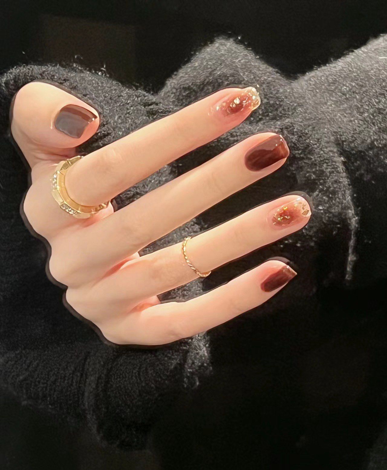 秋冬显白巧克力色美甲!\n