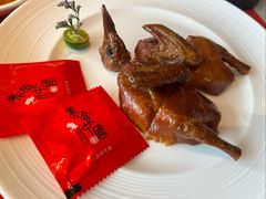玻璃脆皮乳鸽-馋遇江南·精致湖景雅宴(东方之门店)