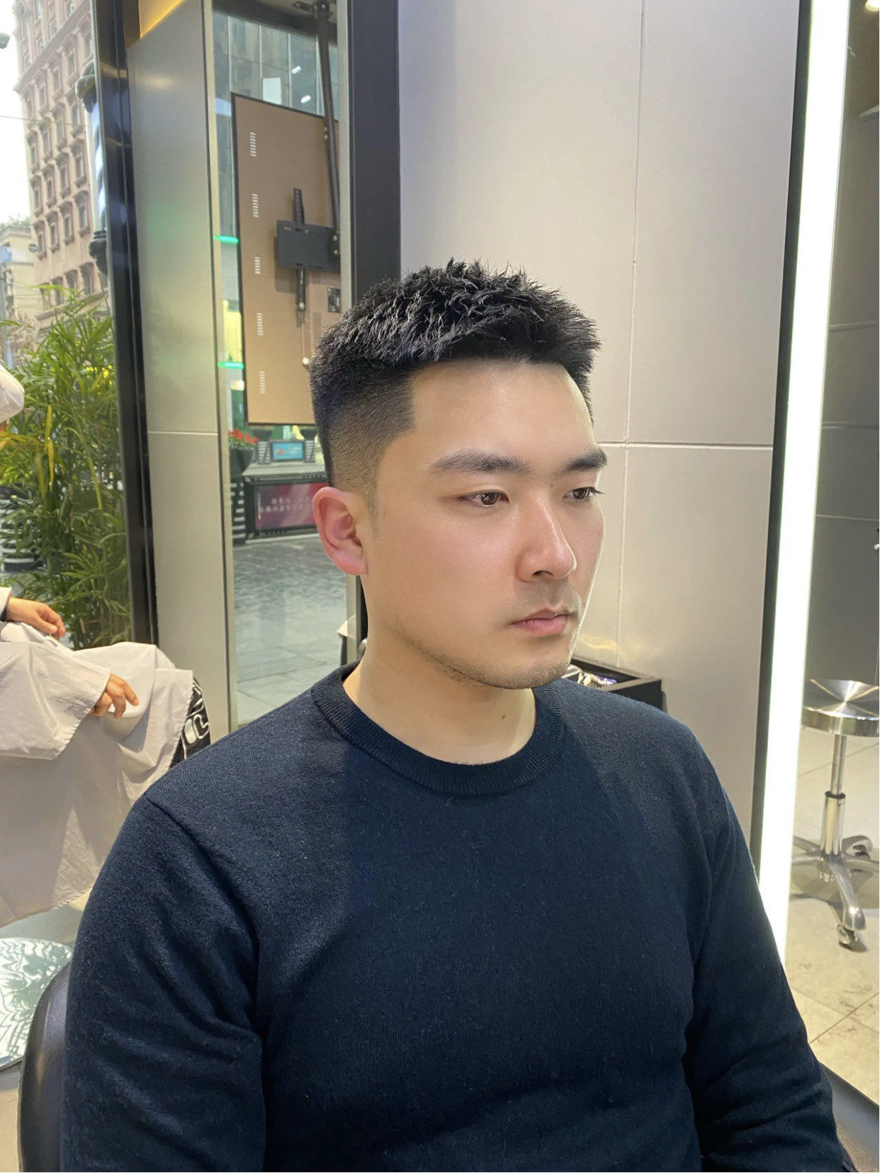 微微放下来\\n修饰两侧额头圆脸也挺适合剪的一款短发男士发型参\\n考