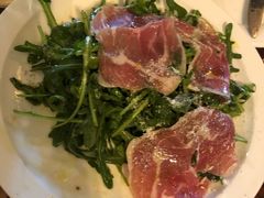 芝麻菜沙拉配风干火腿-羽深肉铺 Steak & Wine