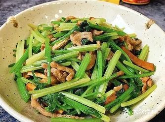 翻炒翻炒,加适量水,水开,转中小火,盖上锅盖2分钟