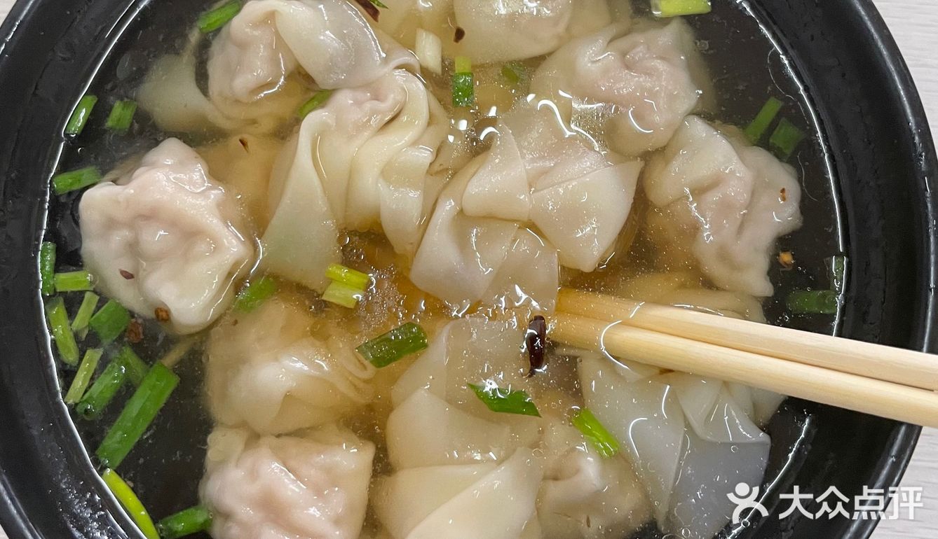 建华路上的人气烤鸭店和汤包店~