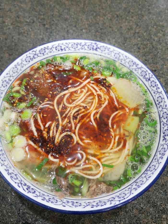 打分 到兰州的第一碗牛肉面,色香味俱全,量大肉多,汤头清亮,还可以加