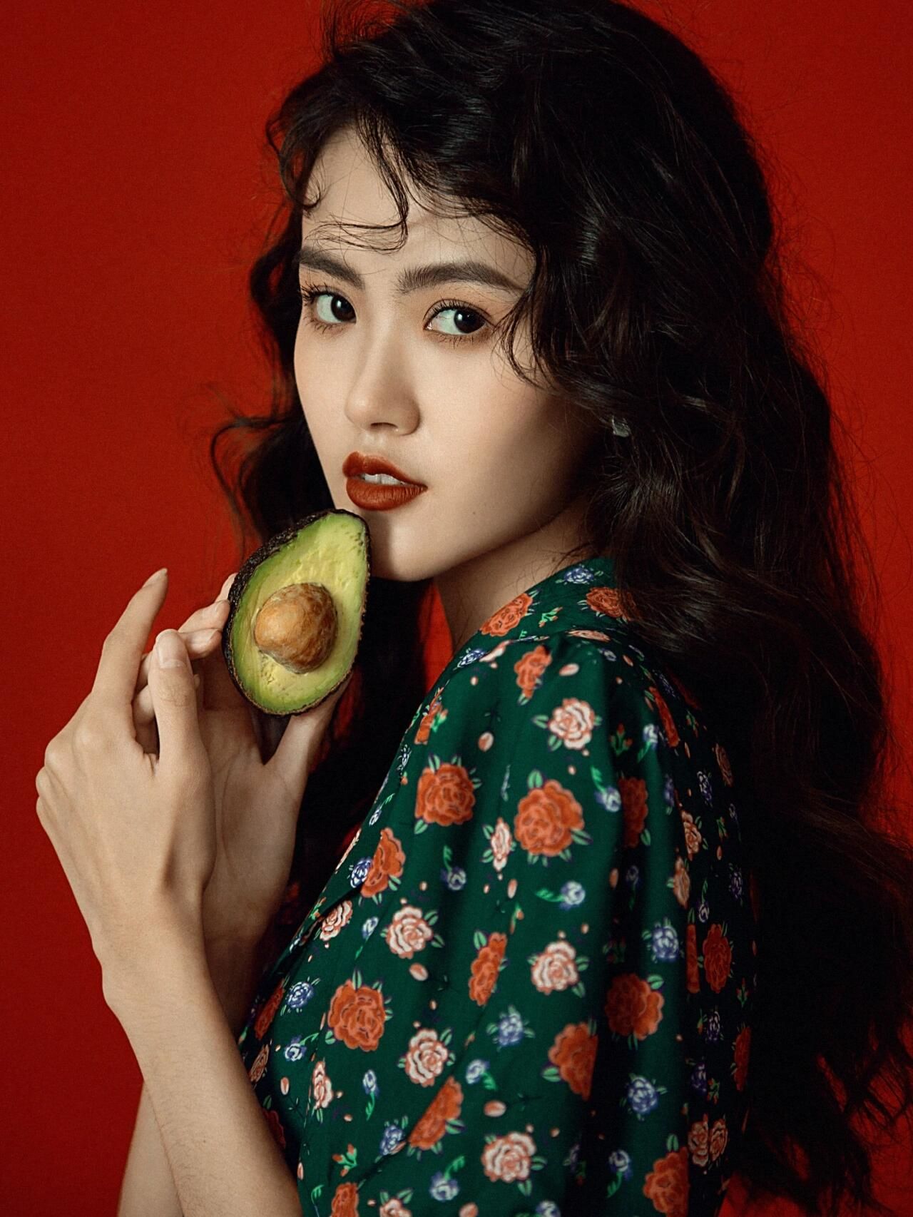 直接化身妈妈那个年代的美人 重温复古港风的魅力