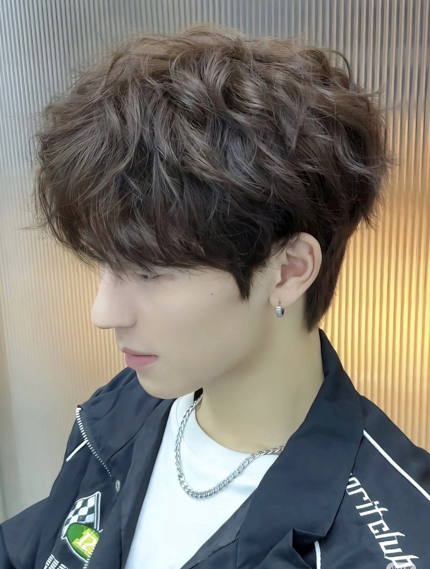 韩式纹理烫发型,整体呈现出自然的卷曲和蓬