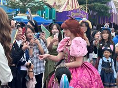 -小镇影院迪士尼小熊Duffy与他的朋友合影地