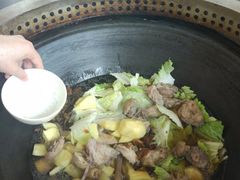 -粘豆包柴火铁锅炖