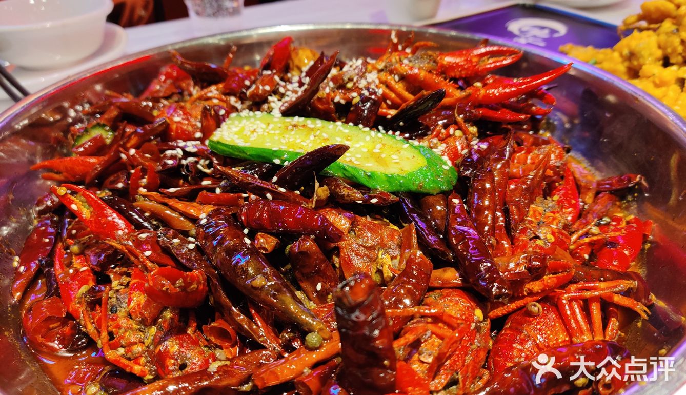 闺蜜小聚在五溪红小子吃虾，冷呼呼的天气来一盆热辣麻麻