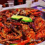 闺蜜小聚在五溪红小子吃虾，冷呼呼的天气来一盆热辣麻麻