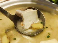 鱼头鱼尾豆腐汤-醉美东江·三文鱼·烧鸡公