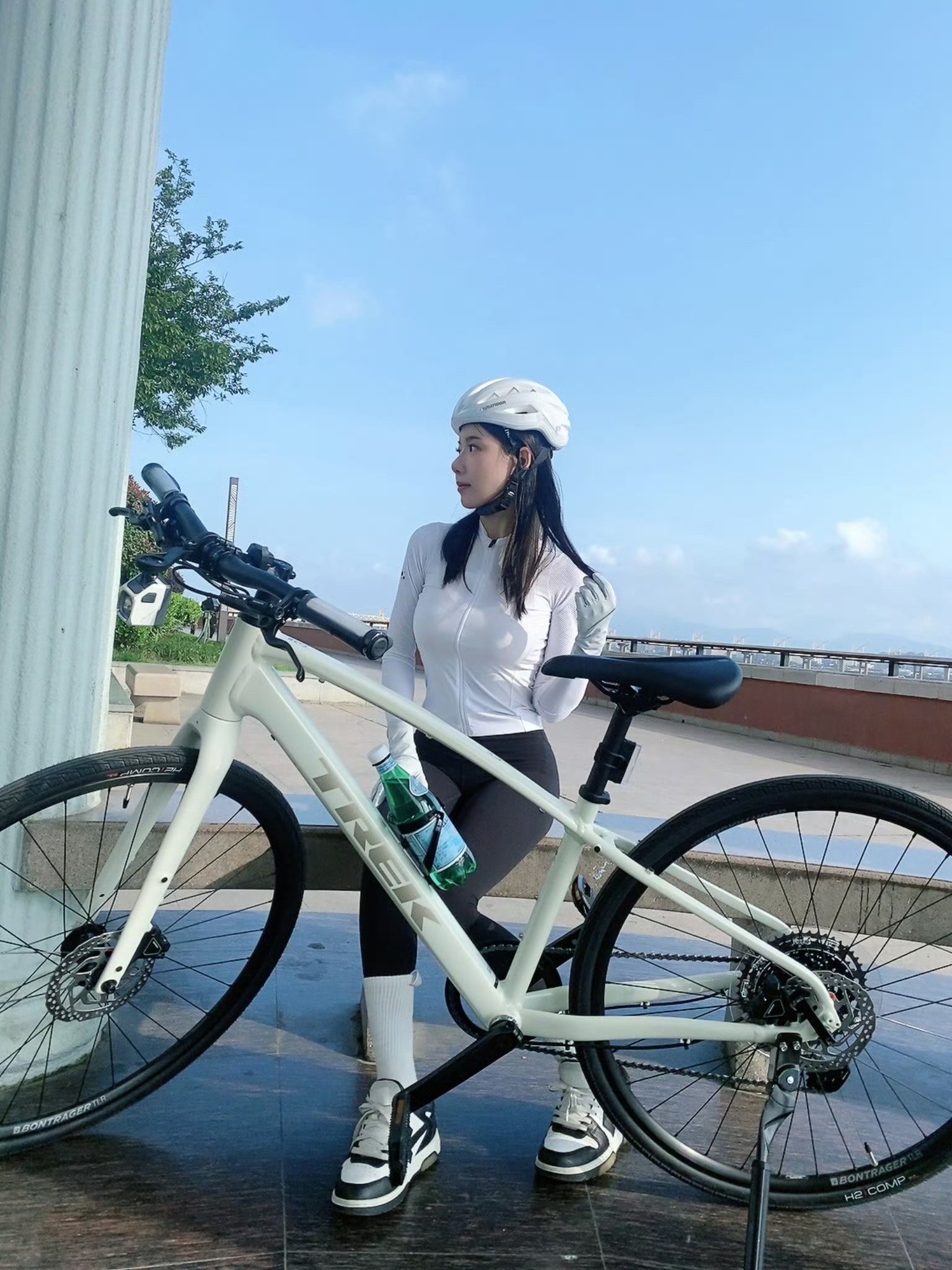 高颜值骑行美女自拍