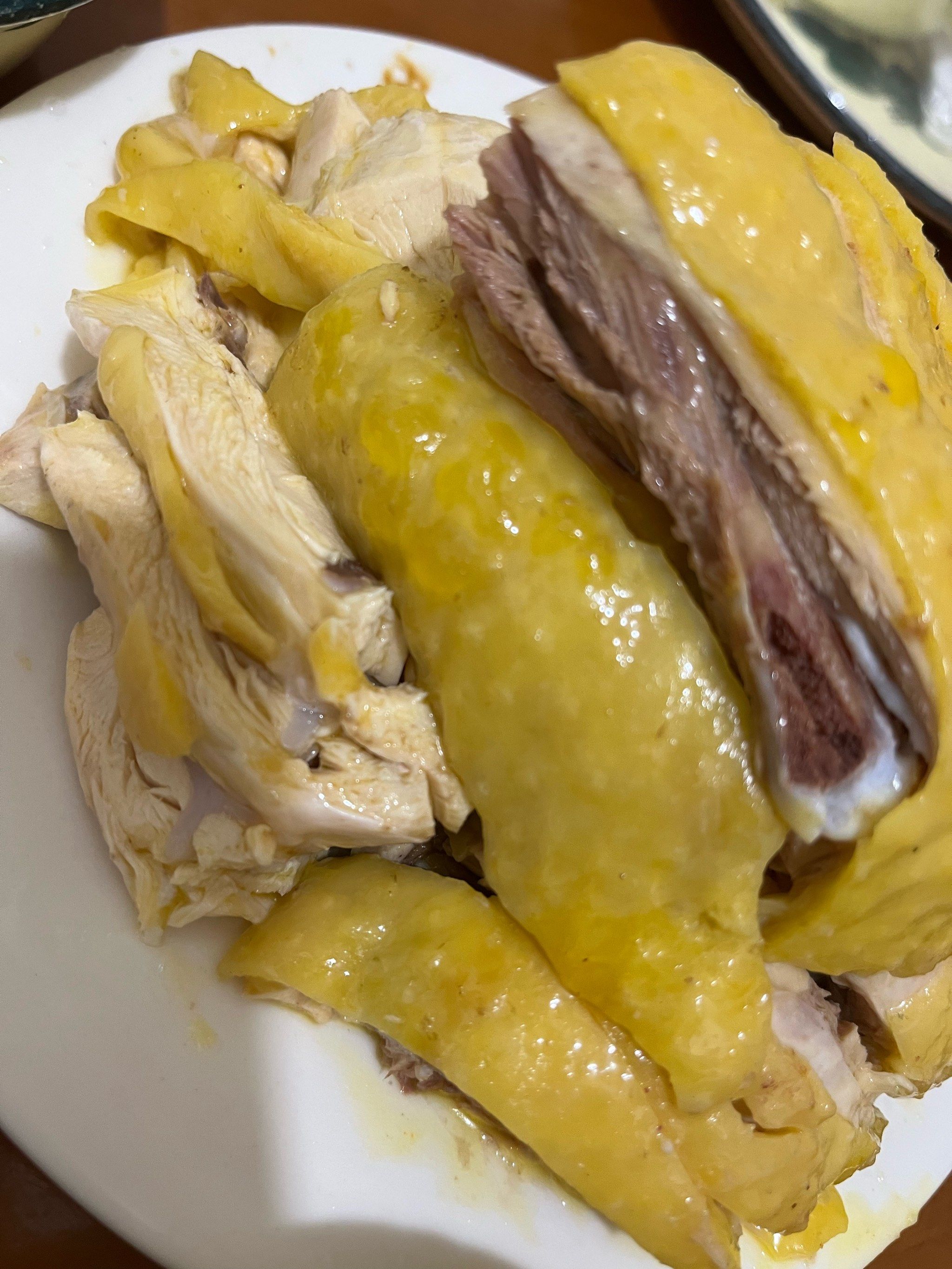 三黄鸡没话说,很嫩且没有血丝,皮黄肉白,入口嫩滑,肉质紧实;白切大肠