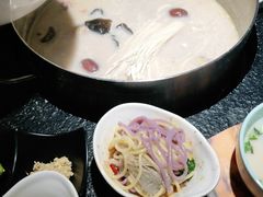 -洪氏嗨捞·广东猪肚鸡·椰子鸡火锅(西咸万象城店)