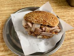 烧饼夹肘子肉-老四烧饼铺(丽源路店)