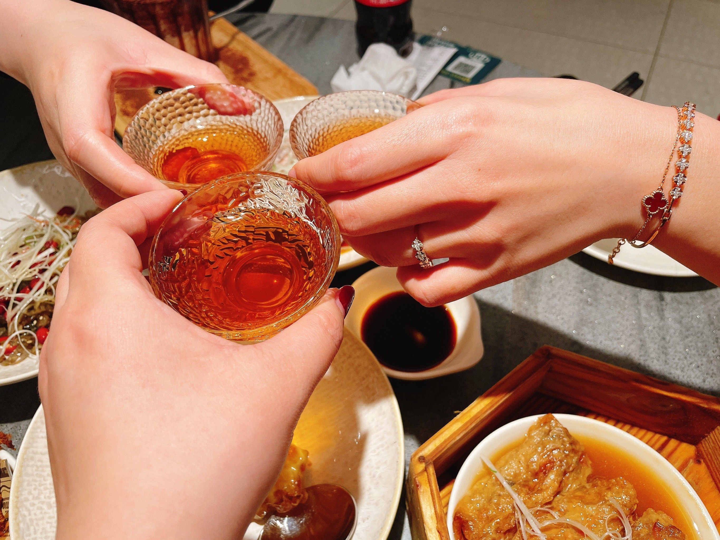 姐妹们 干杯!