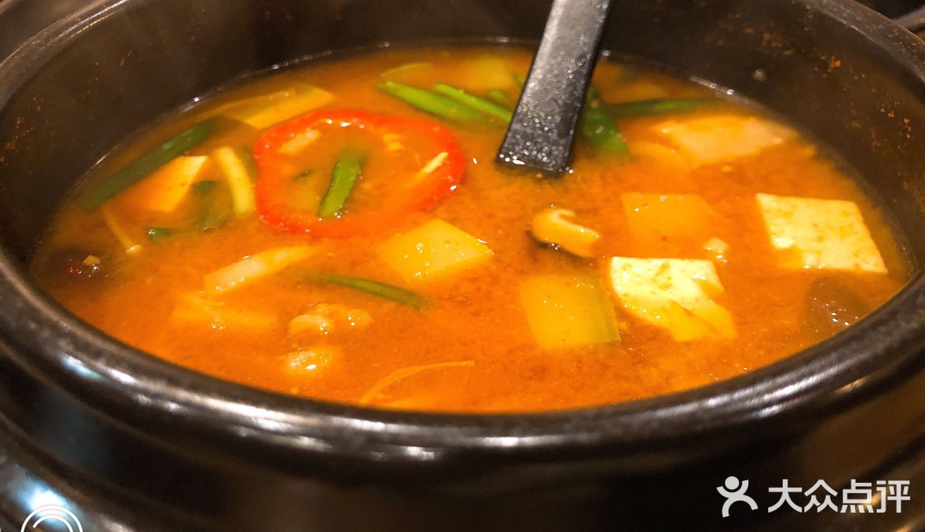 有肉，寿司，大酱汤，石锅拌饭。一定能吃饱吃好