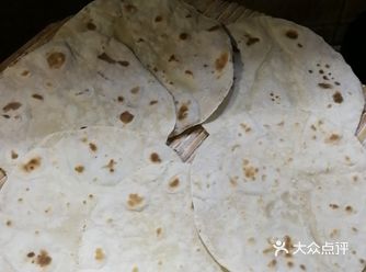 饼皮是蘑菇家烙的，面粉是带麦麸老家人自己磨的