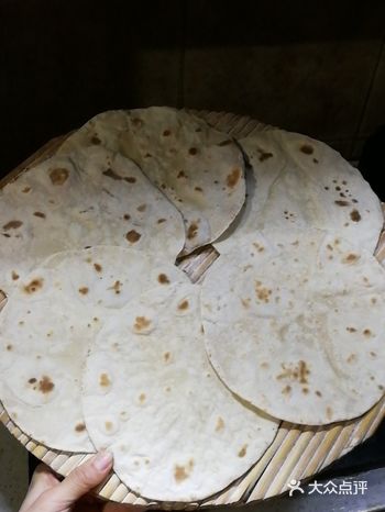 饼皮是蘑菇家烙的，面粉是带麦麸老家人自己磨的