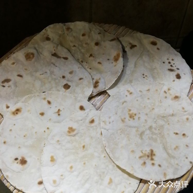 饼皮是蘑菇家烙的，面粉是带麦麸老家人自己磨的