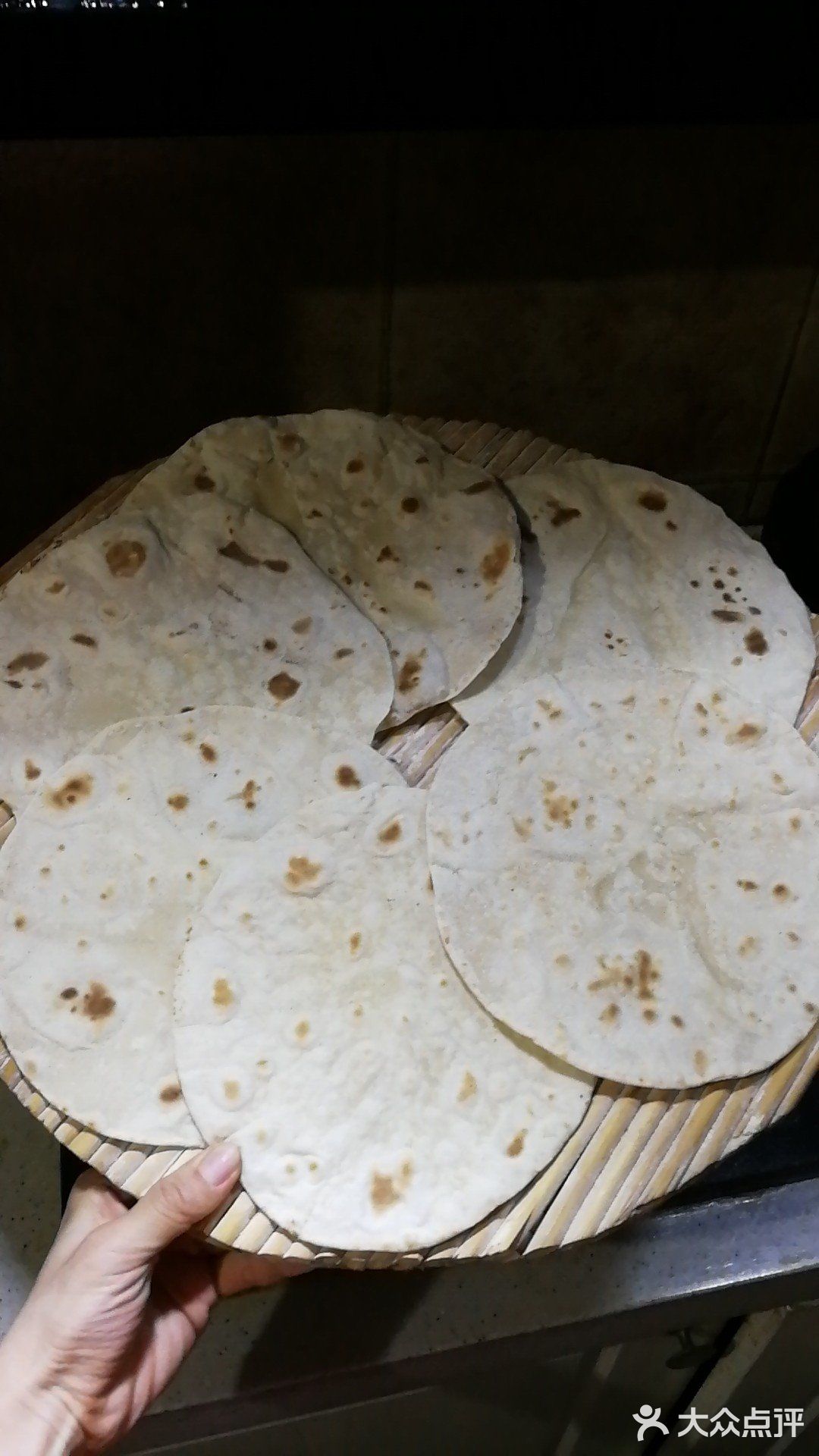 饼皮是蘑菇家烙的，面粉是带麦麸老家人自己磨的