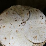 饼皮是蘑菇家烙的，面粉是带麦麸老家人自己磨的