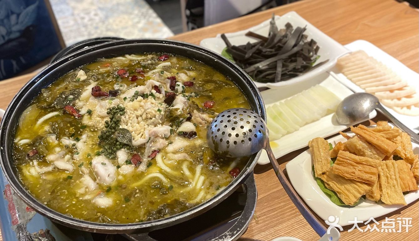 两个女生要了四份素菜一份 一份土豆粉 一份葱油饼