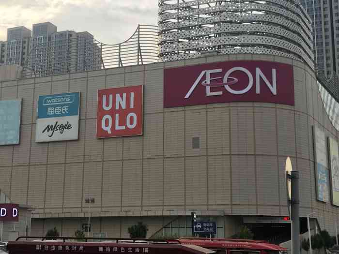 永旺梦乐城购物中心停车场-出入口
