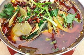 Spicy Beef Hot Pot with Oil Pouring